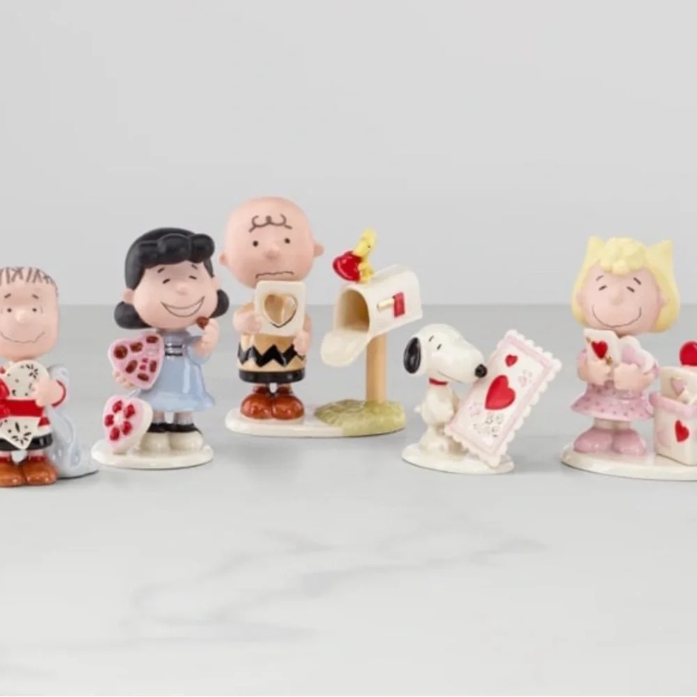 PEANUTS® Snoopy Charlie Brown and the gang 5-piece Valentine's Day Figurine NIP